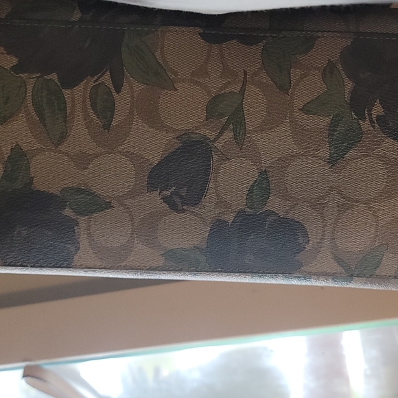 I gently used Coach(authentic) shoulder tote bag. - Picture 4 of 4